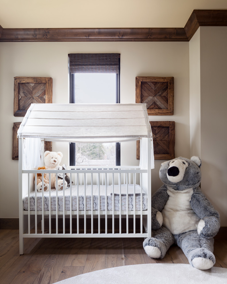 Mittelgroßes, Neutrales Eklektisches Babyzimmer mit weißer Wandfarbe, braunem Holzboden und beigem Boden in Denver