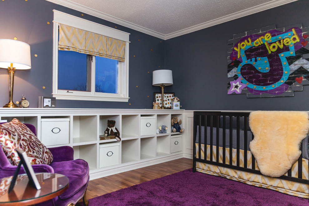 Ejemplo de habitación de bebé niña clásica renovada de tamaño medio con paredes azules, suelo de madera oscura y suelo marrón