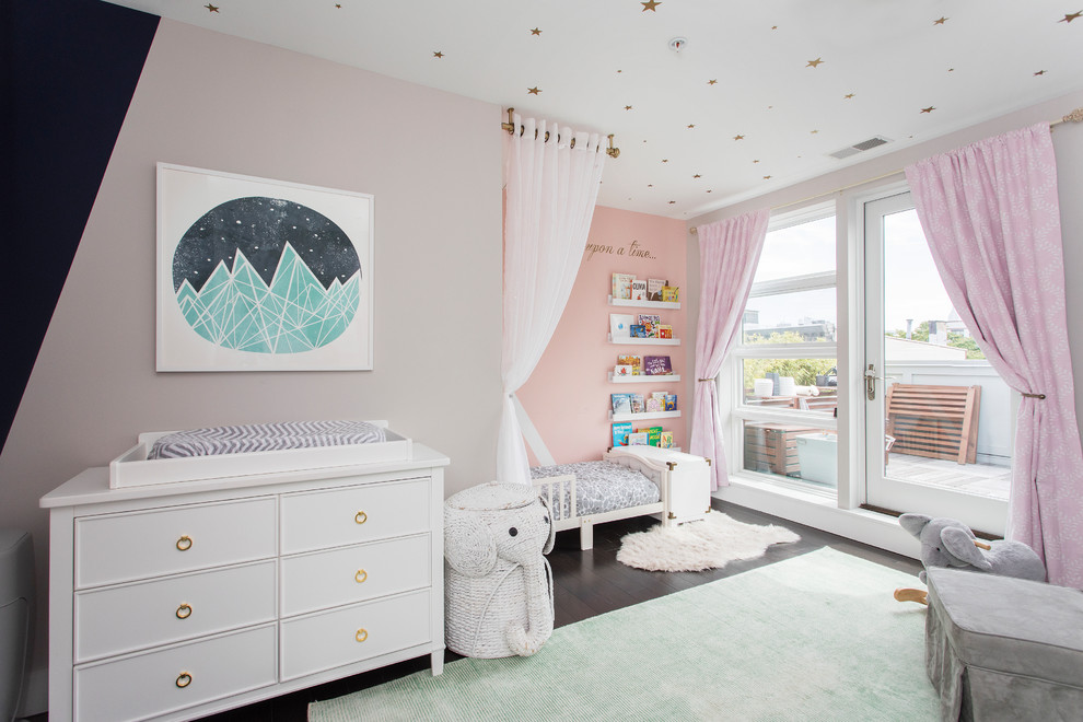 Diseño de habitación de bebé clásica renovada de tamaño medio con paredes grises, suelo de madera oscura y suelo marrón