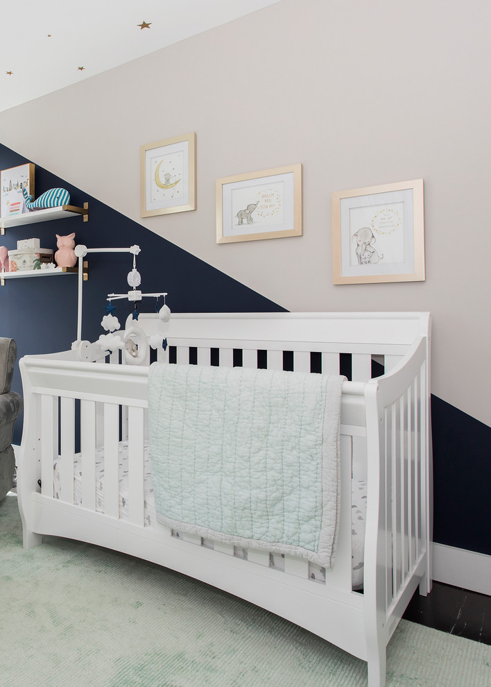 Modelo de habitación de bebé tradicional renovada de tamaño medio con paredes grises, suelo de madera oscura y suelo marrón