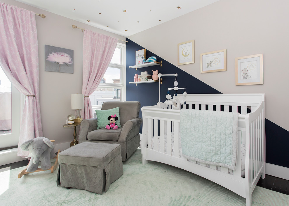 Mittelgroßes Klassisches Babyzimmer mit grauer Wandfarbe, dunklem Holzboden und braunem Boden in New York
