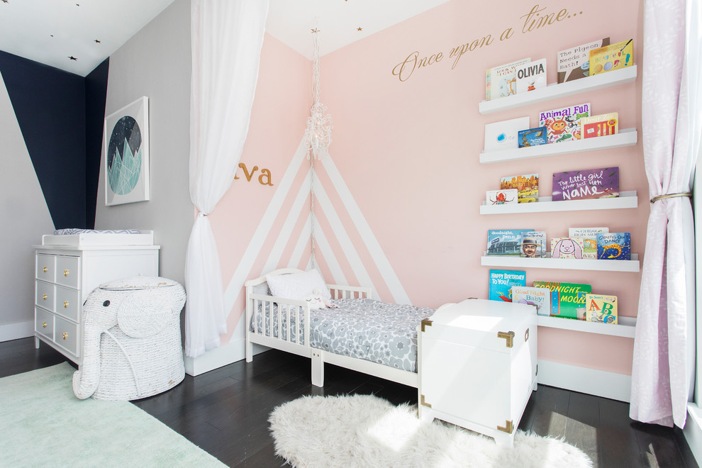 Стильный дизайн: комната для малыша среднего размера в стиле неоклассика (современная классика) с серыми стенами, темным паркетным полом и коричневым полом - последний тренд