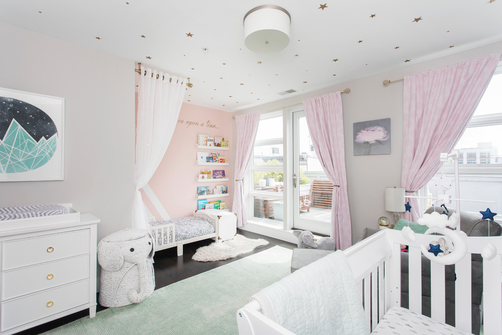 Mittelgroßes Klassisches Babyzimmer mit grauer Wandfarbe, dunklem Holzboden und braunem Boden in New York