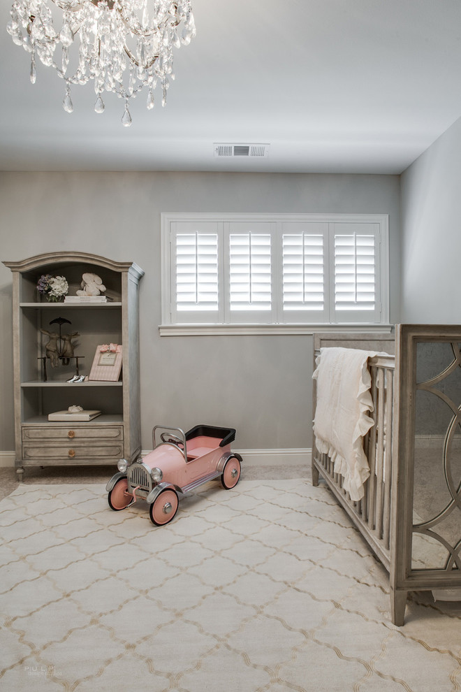 Foto de habitación de bebé tradicional renovada de tamaño medio
