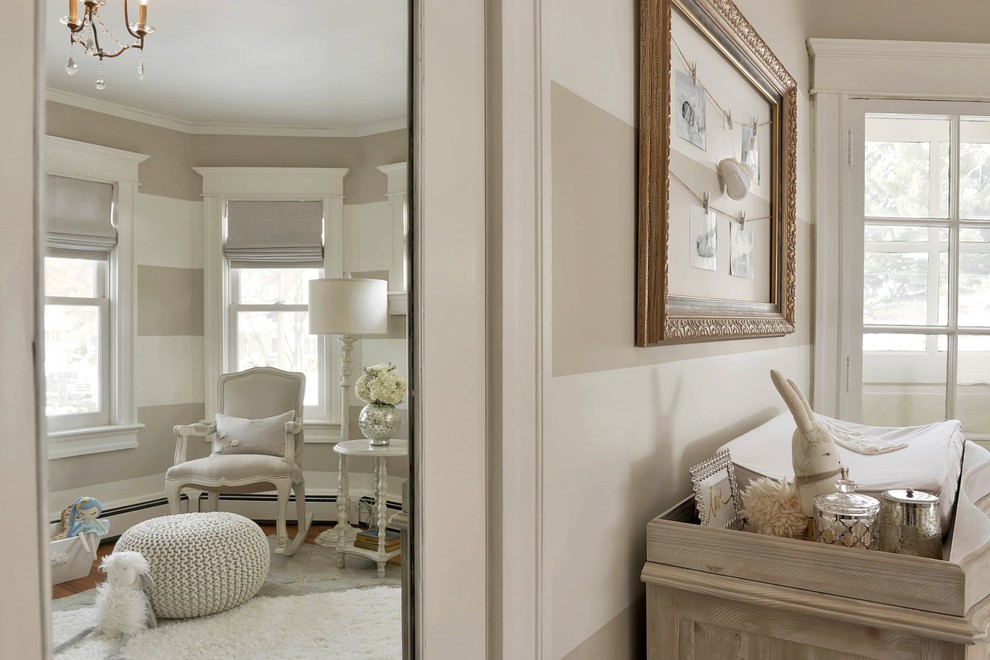 Kleines, Neutrales Klassisches Babyzimmer mit weißer Wandfarbe und braunem Holzboden in New York