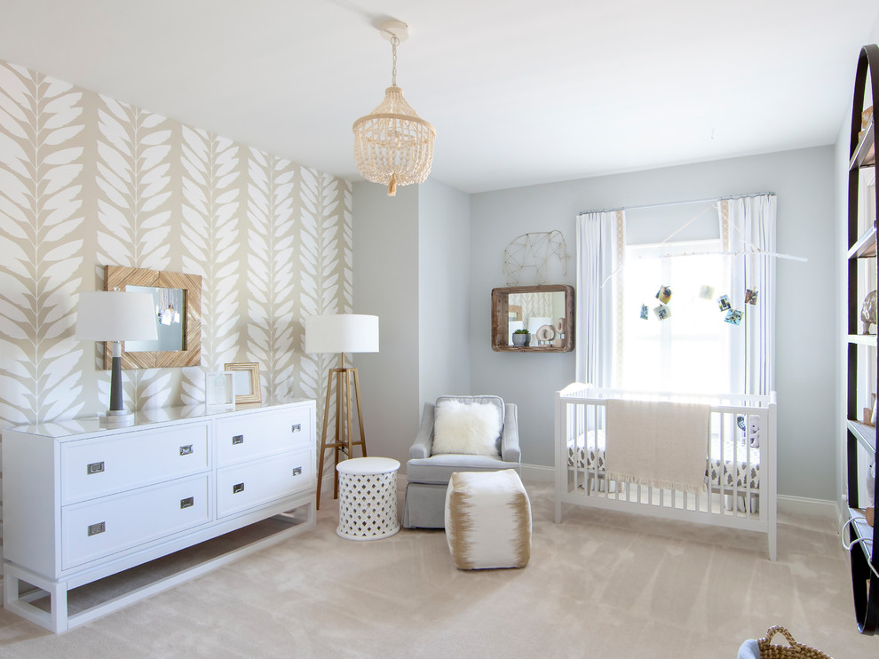 Стильный дизайн: нейтральная комната для малыша в стиле неоклассика (современная классика) с серыми стенами, ковровым покрытием и бежевым полом - последний тренд