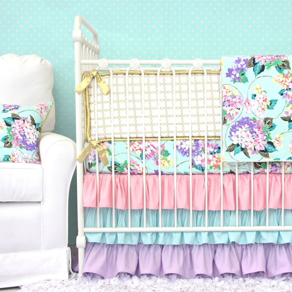 Diseño de habitación de bebé niña romántica pequeña con paredes multicolor y moqueta