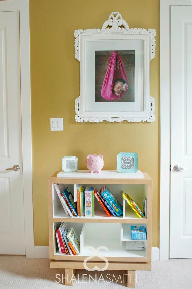Cette image montre une chambre de bébé fille minimaliste.
