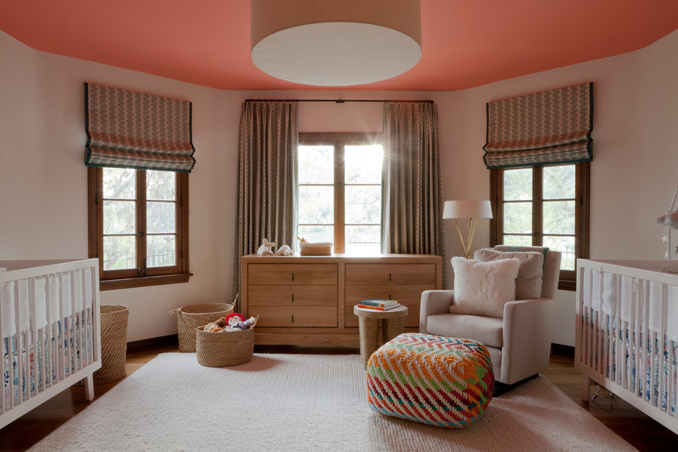 Aménagement d'une chambre de bébé neutre classique avec un mur blanc, un sol en bois brun et un sol beige.