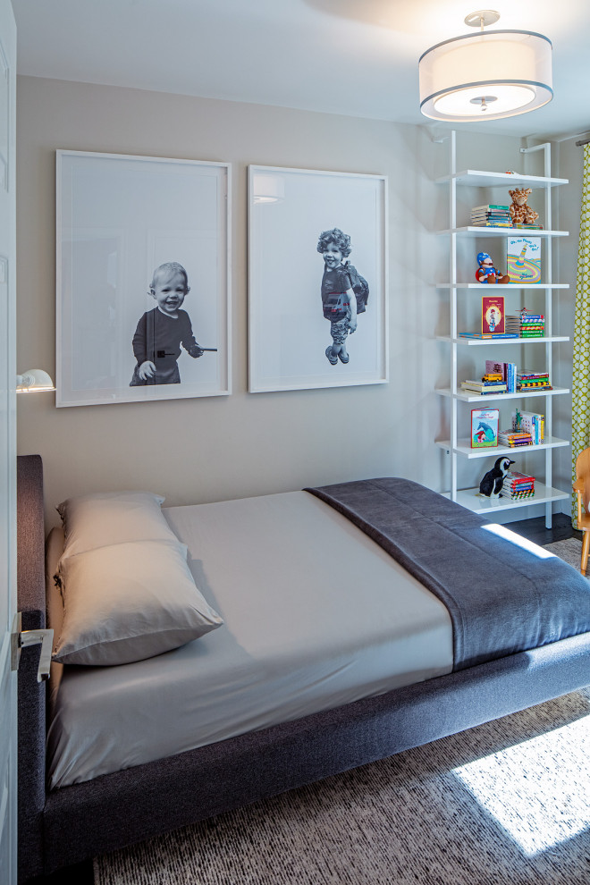 Stilmix Babyzimmer mit beiger Wandfarbe, dunklem Holzboden und braunem Boden in Toronto