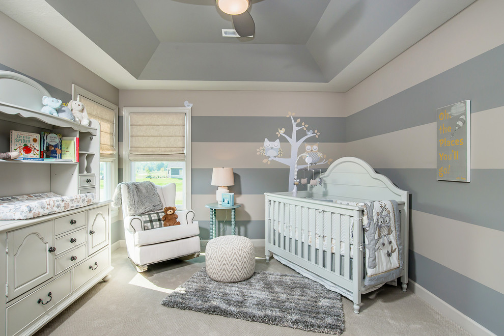 Shabby-Chic Babyzimmer mit grauer Wandfarbe in Indianapolis