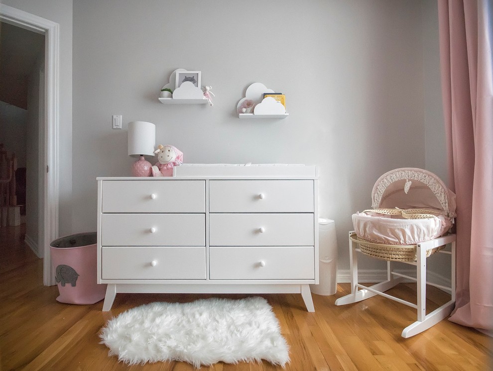 Kleines Modernes Babyzimmer mit grauer Wandfarbe und hellem Holzboden in Montreal