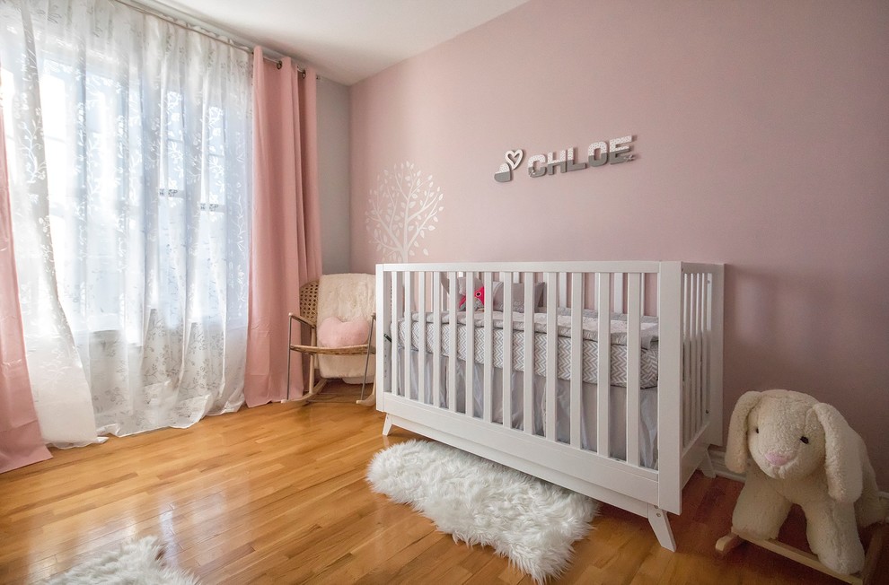 Idéer för att renovera ett litet funkis babyrum, med rosa väggar och ljust trägolv