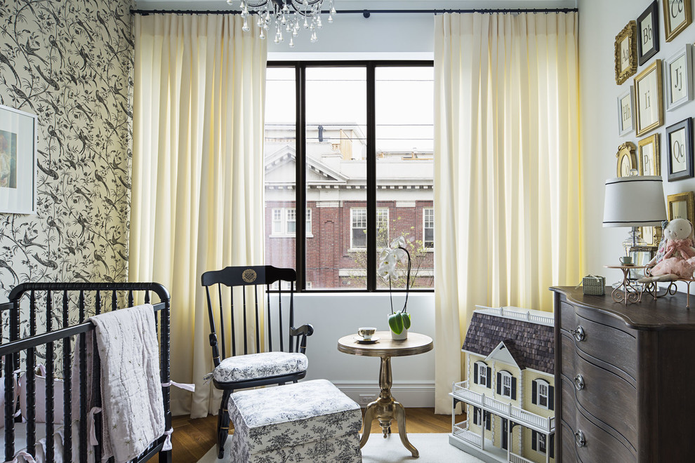 На фото: комната для малыша в викторианском стиле с разноцветными стенами, паркетным полом среднего тона и коричневым полом для девочки с