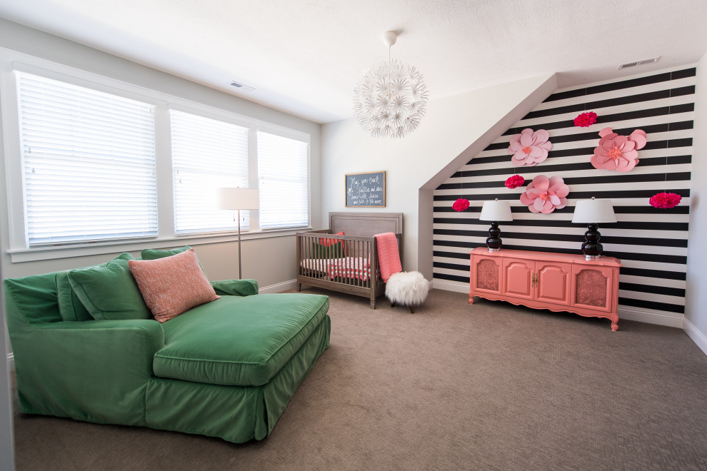 Idée de décoration pour une chambre de bébé neutre design de taille moyenne avec un mur multicolore et moquette.