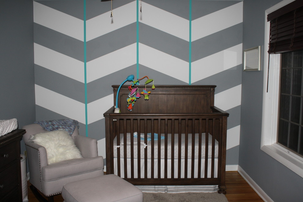 Cette photo montre une chambre de bébé tendance.