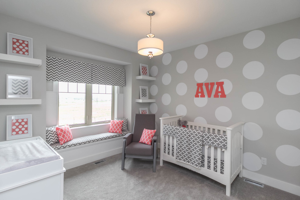 Стильный дизайн: комната для малыша в современном стиле с серыми стенами и ковровым покрытием для девочки - последний тренд