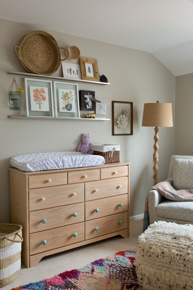 Cette photo montre une chambre de bébé fille éclectique avec un mur gris.