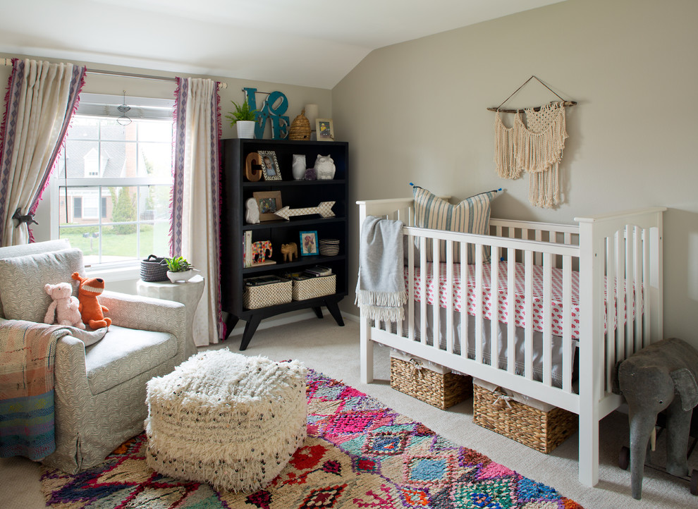 Modelo de habitación de bebé niña bohemia con paredes grises