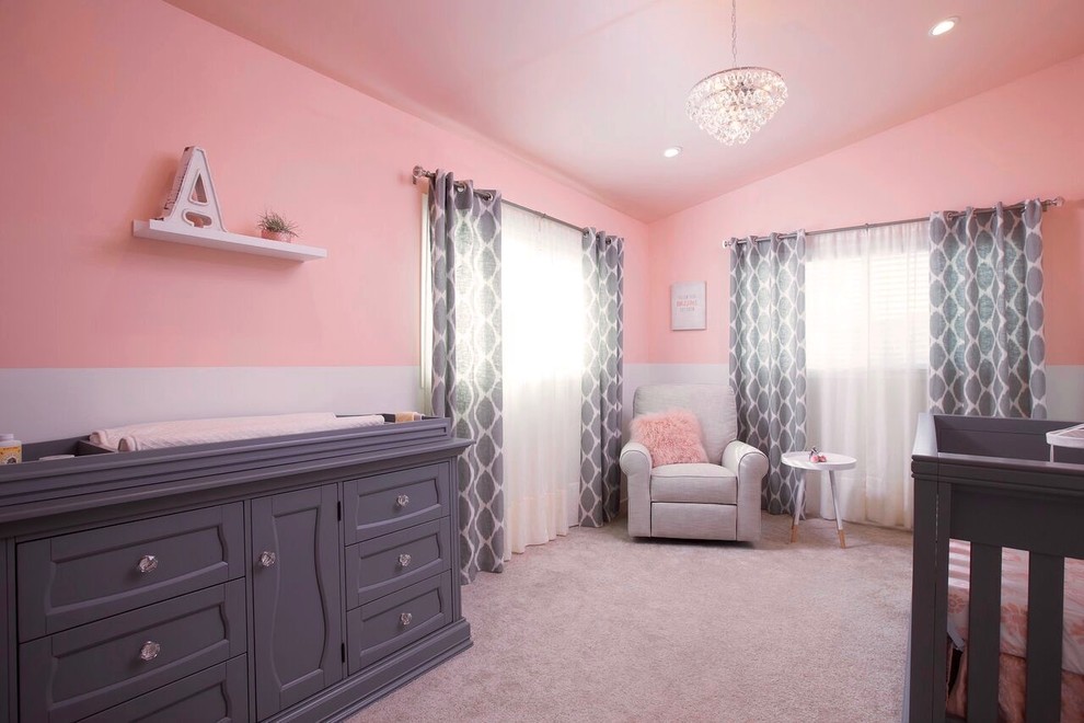 Свежая идея для дизайна: комната для малыша в стиле шебби-шик с розовыми стенами и ковровым покрытием для девочки - отличное фото интерьера