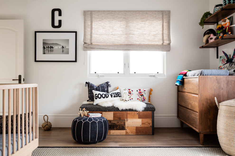 Источник вдохновения для домашнего уюта: нейтральная комната для малыша в морском стиле с белыми стенами и темным паркетным полом