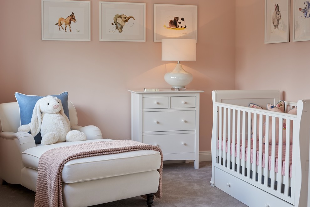 ダブリンにある中くらいなトランジショナルスタイルのおしゃれな赤ちゃん部屋 (ピンクの壁、カーペット敷き、女の子用、グレーの床) の写真
