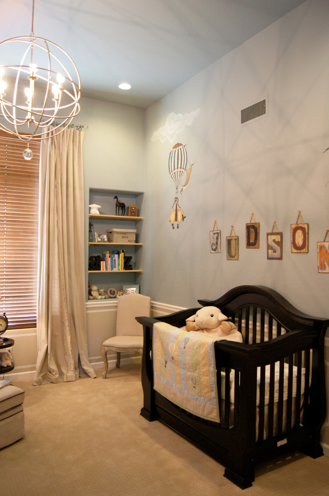 Imagen de habitación de bebé neutra tradicional con paredes azules y moqueta