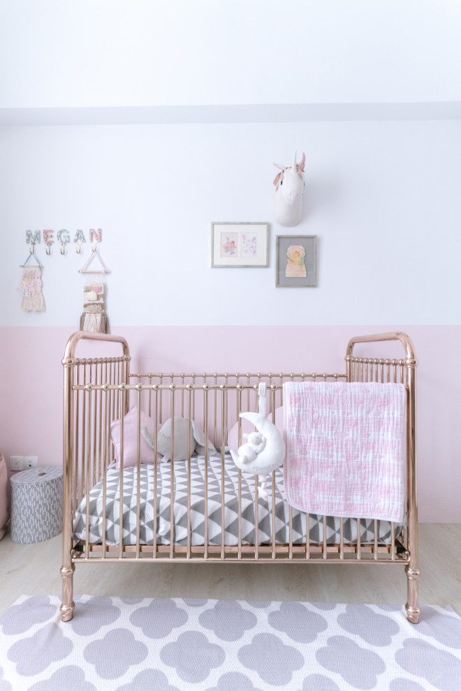 Modelo de habitación de bebé niña contemporánea de tamaño medio con paredes multicolor y suelo beige