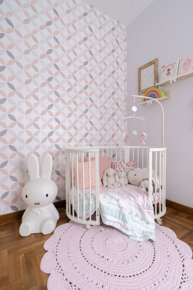 Стильный дизайн: комната для малыша в современном стиле с фиолетовыми стенами, паркетным полом среднего тона и коричневым полом - последний тренд