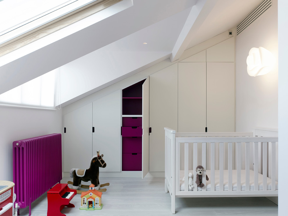 Idée de décoration pour une chambre de bébé neutre avec un mur blanc et parquet peint.
