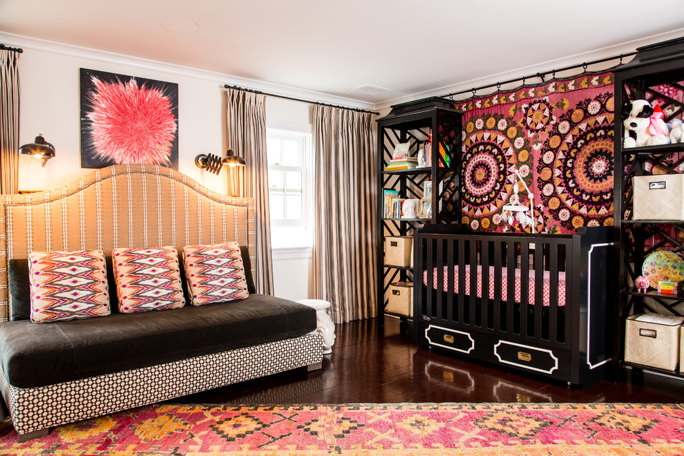 Stilmix Babyzimmer mit beiger Wandfarbe, dunklem Holzboden und braunem Boden in Baltimore