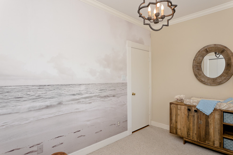 Cette photo montre une petite chambre de bébé neutre bord de mer avec un mur beige et moquette.
