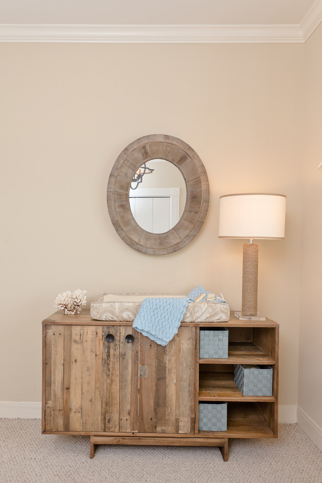 Inspiration pour une petite chambre de bébé neutre marine avec un mur beige et moquette.