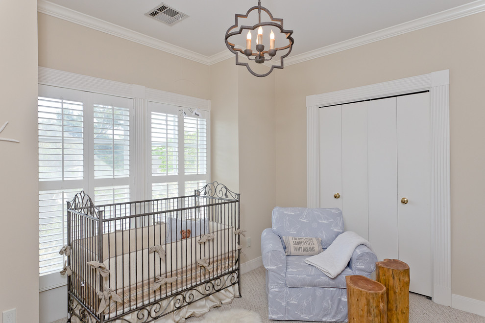 Foto de habitación de bebé neutra costera pequeña con paredes beige y moqueta