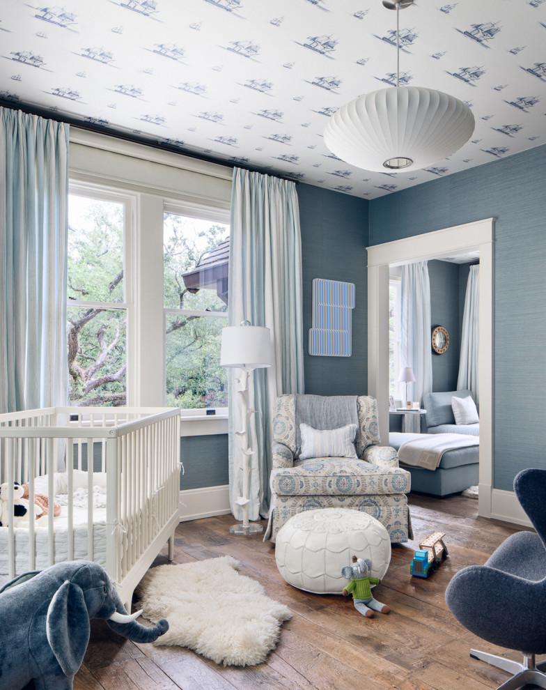 Mittelgroßes Modernes Babyzimmer mit blauer Wandfarbe, braunem Holzboden, braunem Boden, Tapetendecke und Tapetenwänden in Houston