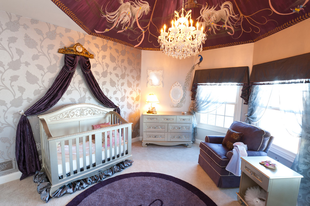 Ejemplo de habitación de bebé niña clásica con paredes blancas y moqueta