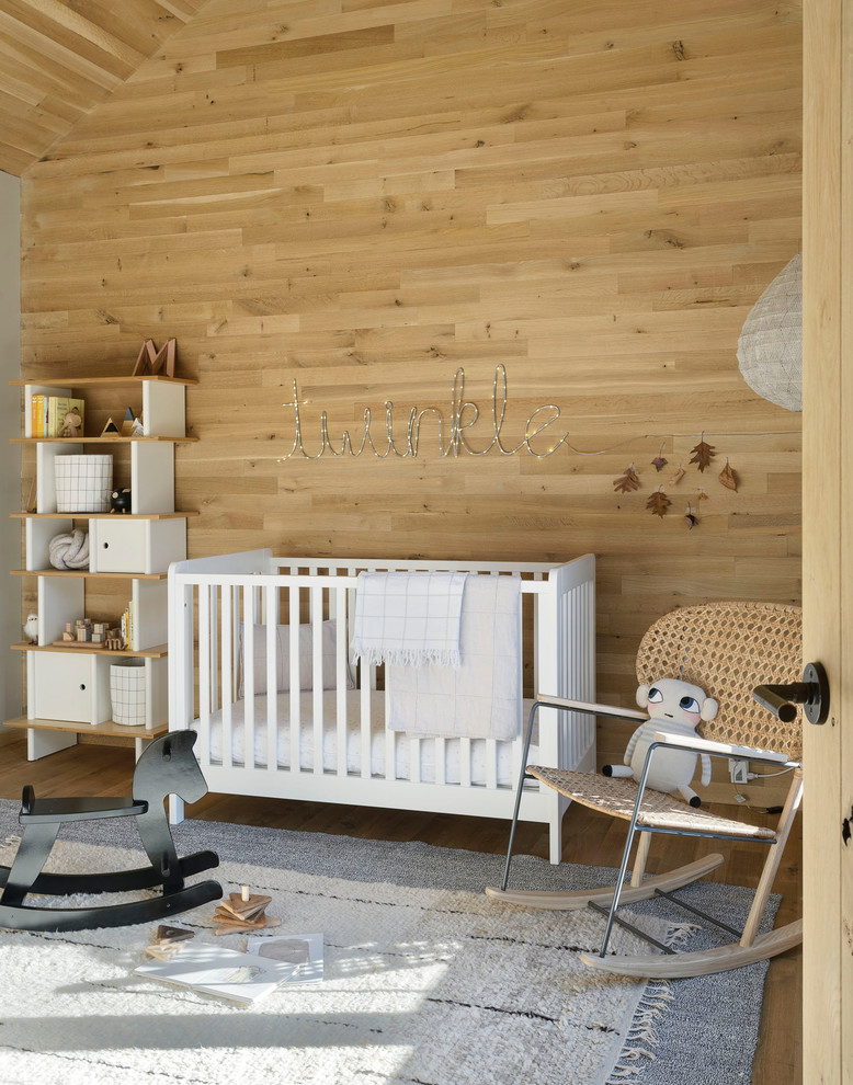 Стильный дизайн: нейтральная комната для малыша в скандинавском стиле с бежевыми стенами и светлым паркетным полом - последний тренд
