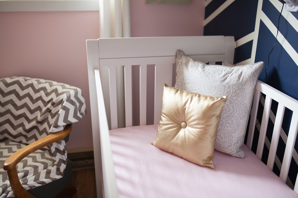 Kleines Shabby-Style Babyzimmer mit rosa Wandfarbe und hellem Holzboden in Calgary