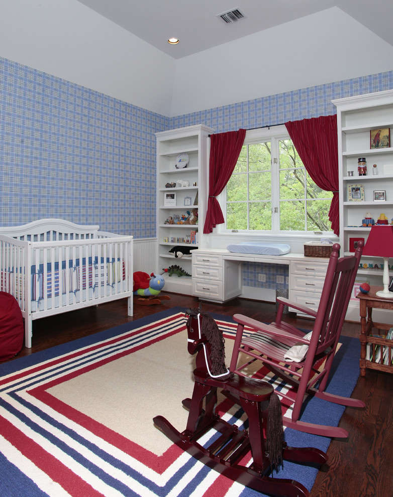 Großes Klassisches Babyzimmer mit blauer Wandfarbe und braunem Holzboden in Houston