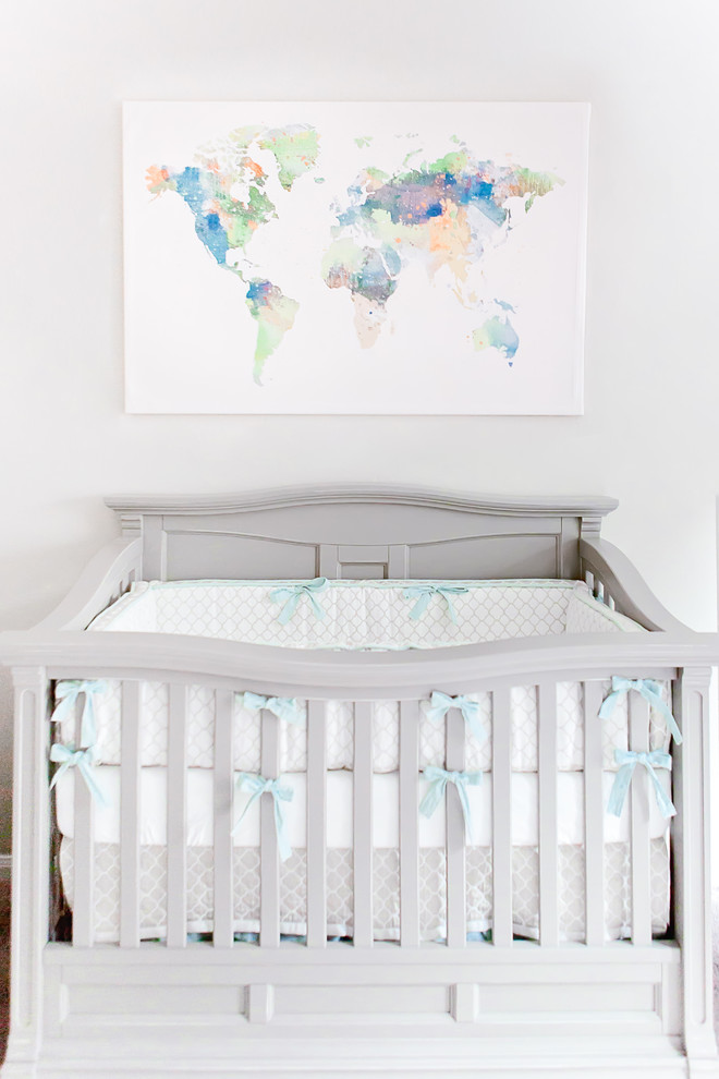 Imagen de habitación de bebé niño contemporánea de tamaño medio con paredes grises y moqueta