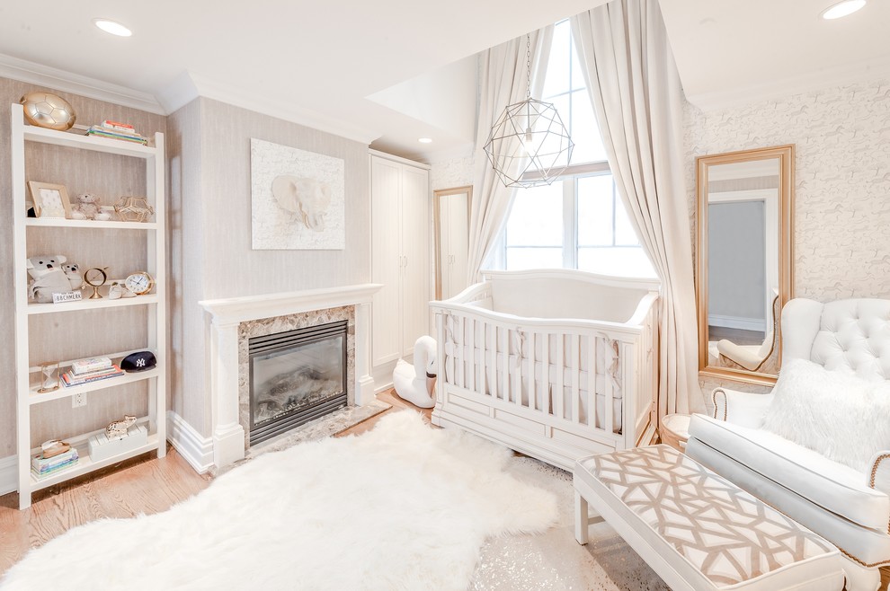 ニューヨークにある高級な中くらいなトラディショナルスタイルのおしゃれな赤ちゃん部屋 (無垢フローリング、茶色い床、グレーの壁、男女兼用) の写真