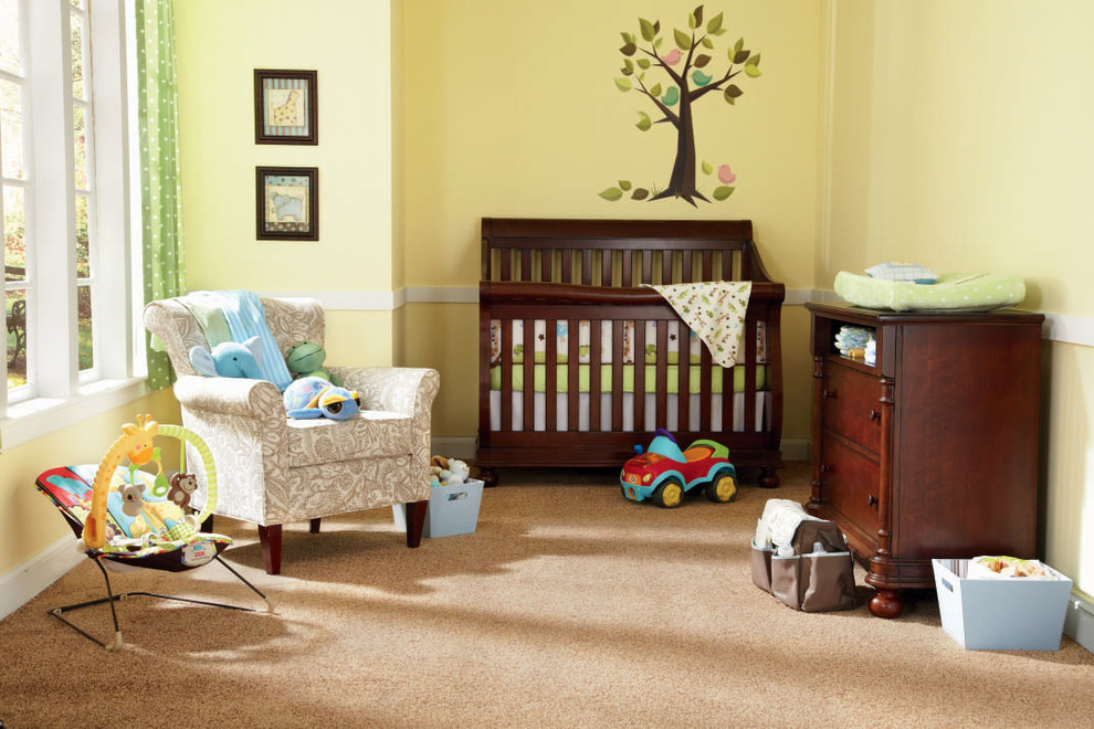 Стильный дизайн: нейтральная комната для малыша среднего размера в классическом стиле с желтыми стенами и ковровым покрытием - последний тренд