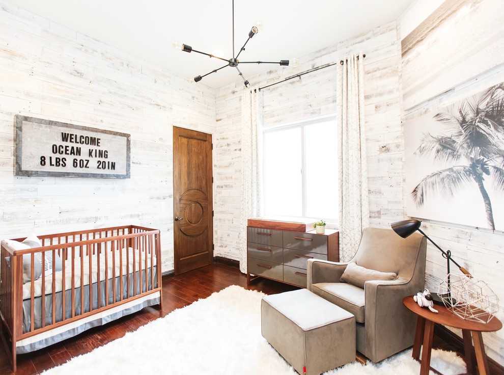 Aménagement d'une chambre de bébé neutre moderne de taille moyenne avec un mur gris, parquet foncé et un sol marron.