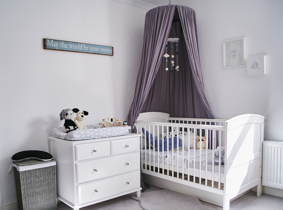 Ejemplo de habitación de bebé niña clásica renovada con paredes blancas, moqueta y suelo gris