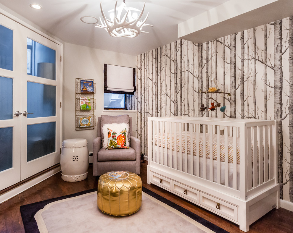 Cette image montre une chambre de bébé traditionnelle avec un mur multicolore, parquet foncé et un sol marron.