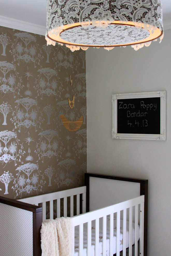 Exemple d'une petite chambre de bébé fille chic avec un mur multicolore.