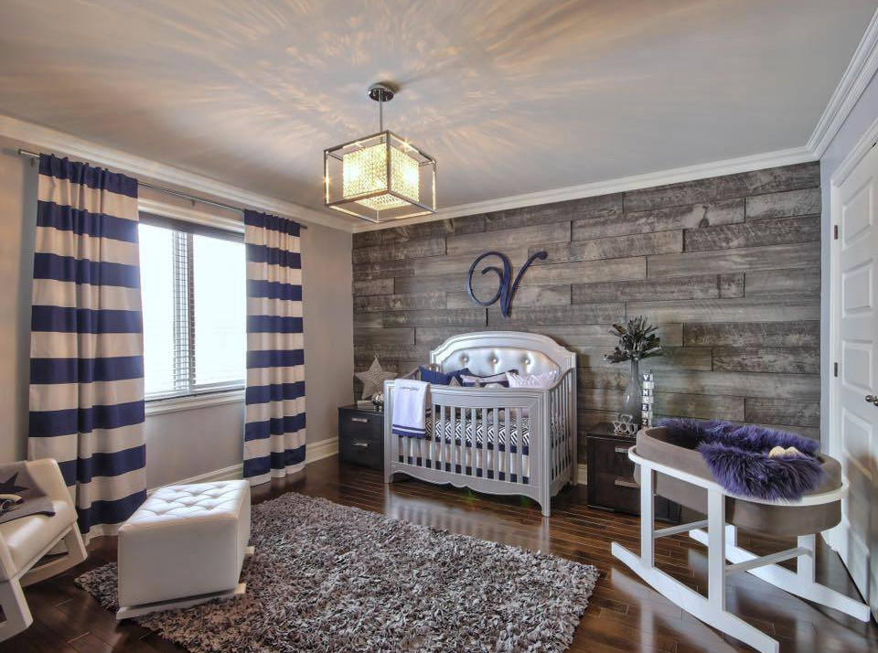 Стильный дизайн: большая нейтральная комната для малыша в стиле рустика с бежевыми стенами, темным паркетным полом и коричневым полом - последний тренд