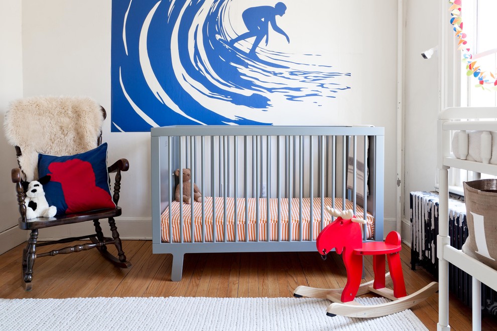 Свежая идея для дизайна: нейтральная комната для малыша в современном стиле с разноцветными стенами и паркетным полом среднего тона - отличное фото интерьера