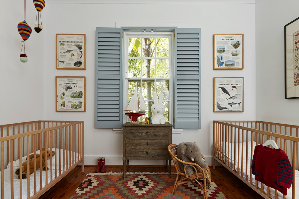 На фото: нейтральная комната для малыша в классическом стиле с белыми стенами и паркетным полом среднего тона с