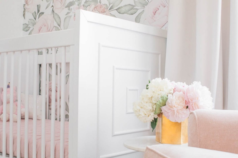 Diseño de habitación de bebé niña clásica renovada de tamaño medio con paredes blancas